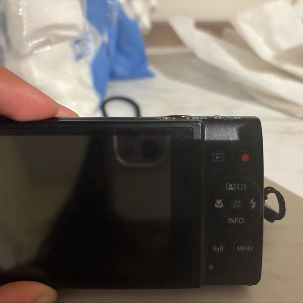 Canon IXUS Black Compact Digital Camera